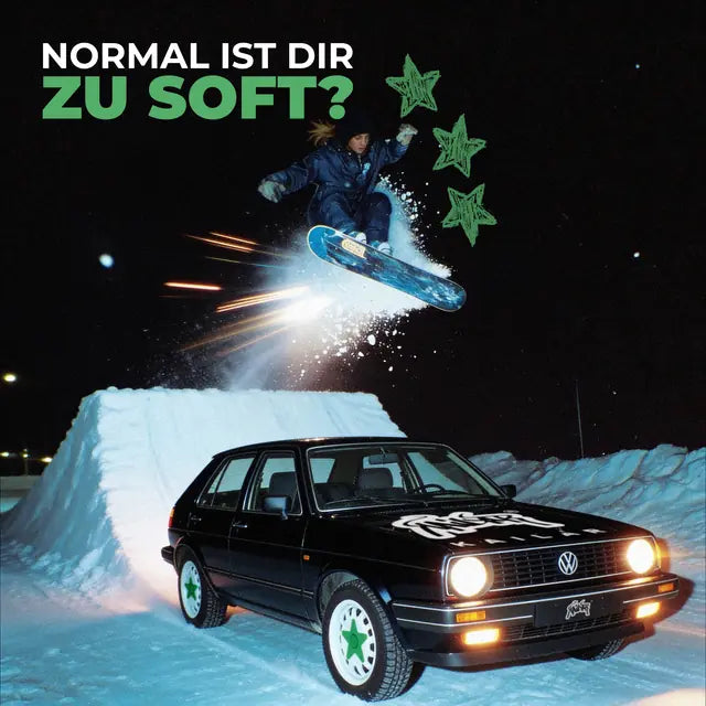 Snowboarder springt über einen schwarzen Golf mit Kailar-Aufkleber, dazu „Normal ist dir zu soft?“