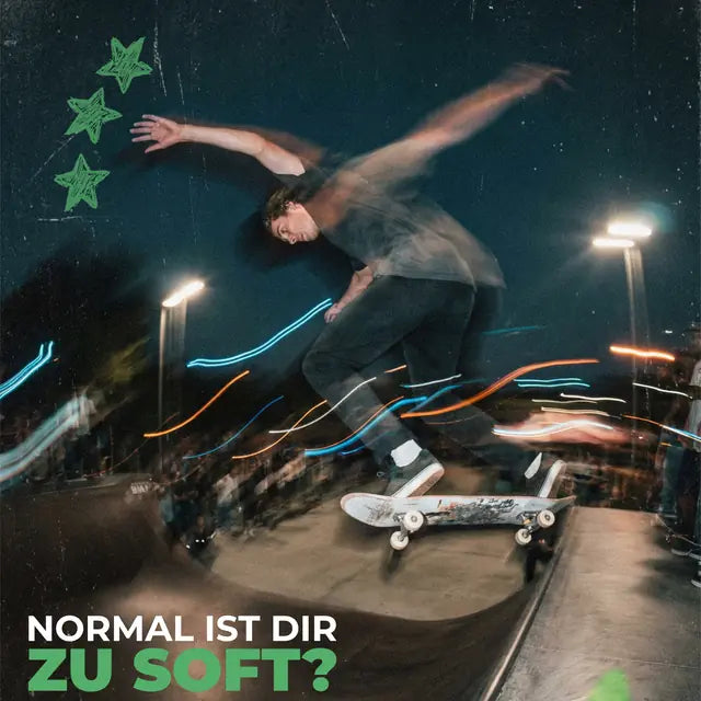 Skater bei Nacht im Skatepark, dazu „Normal ist dir zu soft?“